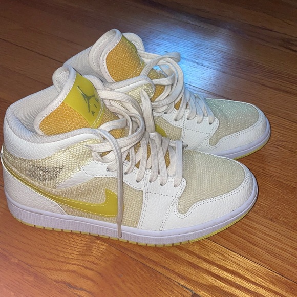 wmns air jordan 1 mid se voltage yellow